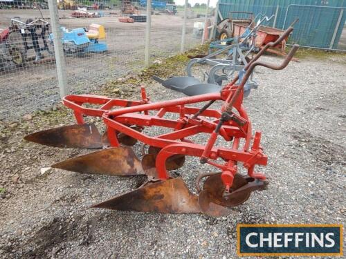 IH 3furrow plough with discs and skimmers