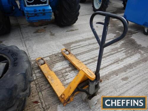 Pallet pump truck