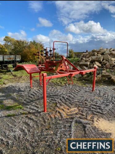 Bateman sprayer demount frame for mounting a fertiliser spinner