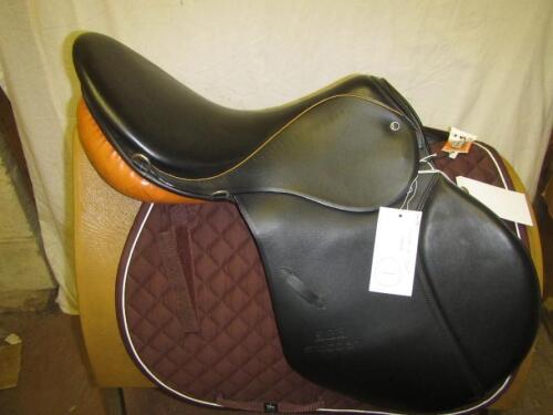 Stubben V5S jump saddle 18inx29cm black