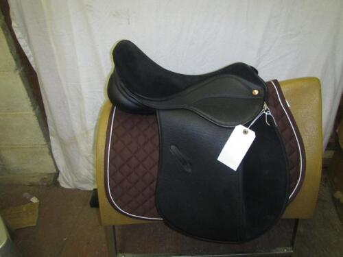 Saddle company working hunter 17 1/2 in wide black