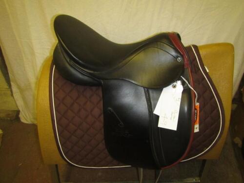 Stubben Youth Juventus dressage saddle 17inx31cm black/mahogany