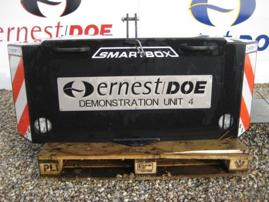 2018 CHERRY CBS SMALL SMARTBOX EX DEMONSTRATION C/W 800KG WEIGHT TOP LID SCRATCHED AND RUSTY DECALS SCUFFED HANDLES BENT ON LID, TOP RIGHT HAND EDGE OF CONCRETE BLOCK BROKEN OFF- (SERIAL NO Q3694) (11163323)