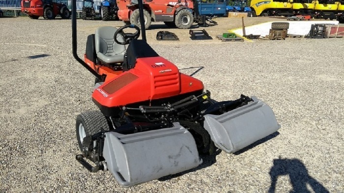 2012 JACOBSEN TRI-KING 1900 3 WD 72' TRIPLE 19 HP KUBOTA 3 CYLINDER DIESEL ENGINE, SET OF 3 7 KNIFE FLOATING HEAD UNITS, 3 WHEEL DRIVE, HYDROSTATIC STEERING, SINGLE LIFT AND LOWER PEDAL 6706902109 11101368