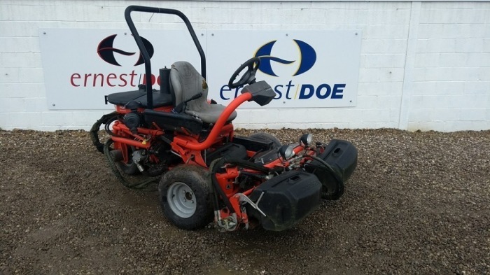 2009 JACOBSEN G-PLEX 3 GREENS MOWER 18.8 HP KUBOTA 3 CYLINDER DIESEL ENGINE, POWER STEERING, 3 WHEEL DRIVE JOY STICK LIFT/LOWER, SWING OUT CENTRE UNIT, 7-KNIFE CUTTING UNITS, HYDRAULIC BACK LAPPING. FH001449 L1171898