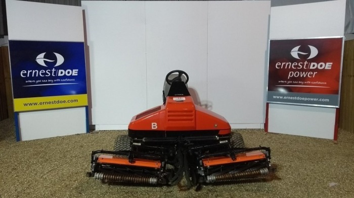 JACOBSEN TRI-KING 1900 GOLF TEES MOWER 19 HP KUBOTA 3 CYLINDER DIESEL ENGINE, SET OF 3 7- KNIFE FLOATING HEAD UNITS, 3 WHEEL DRIVE, HYDROSTATIC STEERING, SINGLE LIFT AND LOWER PEDAL 6704304099 L1171913