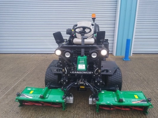 2015 RANSOMES PARKWAY 3 MET 6-KNIFE MAGNA 250 42 HP KUBOTA V1505T 4 CYLINDER DIESEL ENGINE, ON DEMAND 4 WHEEL DRIVE, 2WD TRANSPORT, HYDROSTATIC TRANSMISSION WITH POWER STEERING, INDIVIDUAL LIFT AND LOWER CUTTING UNITS, SWING OUT CENTRE UNIT, LIGHT