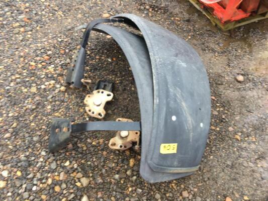 2no. Front Tractor Fenders and Brackets C/C: 87089997