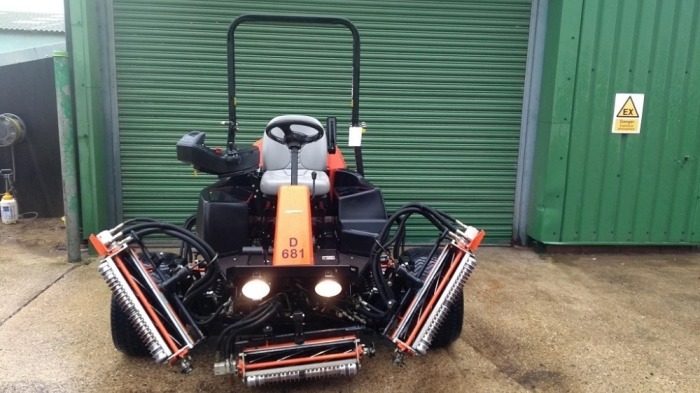 2018 JACOBSEN FAIRWAY D681 LF550 35 HP KUBOTA 3 CYLINDER DIESEL ENGINE, ELECTRONICALLY CONTROLLED HYDROSTATIC DRIVE, JOY STICK LIFT LOWER CONTROL, 2.54 M WIDTH OF CUT, 7 KNIFE REELS, GROOVED FRONT ROLLERS, REAR ROLLER BRUSHES. 6797902805 11