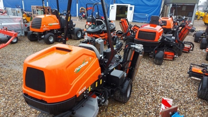 2018 JACOBSEN TR320 D 674 ORANGE B LAP EX-HIRE OUTFRONT MOWER (H3682) 24.8HP 3CYLINDER KUBOTA DIESEL ENGINE, HYDROSTATIC TRANSMISSION, ONBOARD BACKLAP, 3 BY 7 -LADE FLOATING V CUTTING UNITS, 3-WHEEL DRIVE, POWER STEERING, GROOVED ROLLERS, ERGONOMIC PLATFO