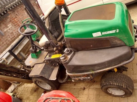 2010 RANSOMES HIGHWAY 3 triple mower 33 HP DIESEL ENGINE, POWER STEERING, 4 WHEEL DRIVE, SERVO CONTROLLED HYDROSTATIC TRANSMISSION, SET OF 6 KNIFE SPORT 200 UNITS, SWING OUT CENTRE UNIT, ARM REST MOUNTED CONTROLS, GF000386 91176880