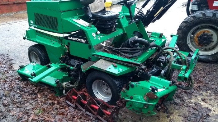2007 RANSOMES C'MANDER 3520 5 UNIT MOWER THIS MACHINE HAS BLOWN ENGINE AND VARIOUS OTHER PARTS MISSING SUITABLE FOR SPARES ONLY BUT THIS IS THE SPEC, 51 HP, 4 CYLINDER KUBOTA DIESEL ENGINE, POWER STEERING, 5 CUTTING UNITS, ZE000814 E116232