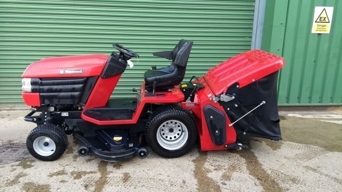 2018 COUNTAX V25-50HE RIDE-ON MOWER KAWASAKI 'V' TWIN CYLINDER PETROL ENGINE, HYDROSTATIC FOOT CONTROL TRANSMISSION, 50' IBS REAR DISCHARGE DECK, 390 LITRE POWERED COLLECTOR WITH ELECTRIC LIFT/LOWER AND EMPTYING, REAR TOW BRACKET, OPTION TO PURCHAS