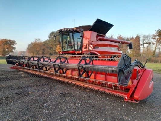 2014 CASE AF9230 CASE AF9230 COMBINE, 1324 ENGINE HOURS, 969 THRESHING HOURS, 30' STANDARD TRACKS, 500/85 R24 REAR TYRES, REDEKOP CHOPPER, WRAP AROUND UNLOADING AUGER WITH PIVOT SPOUT END, AIR BLOW OFF KIT, LEATHER SEAT, GPS READY C/W 2014 41FT HEADER &