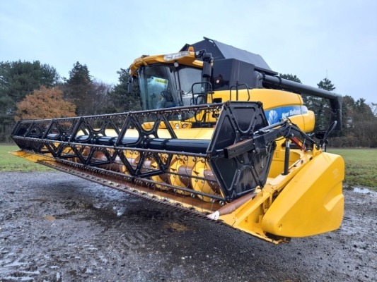 2010 NEW HOLLAND CR9080 COMBINE, 2676 ENGINE HOURS, 2115 THRESHING HOURS, 800/75 R32 FRONT TYRES, 540/65 R30 REAR TYRES, STANDARD CHOPPER, CHAFF SPREADER, AIR BLOW OFF KIT, AUTO STONE PROTECT DOOR (ASP) GPS READY C/W 30FT HEADER & TROLLEY, REGISTRATION NU
