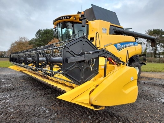 2020 NEW HOLLAND CR8.80ST EX HIRE COMBINE AND HEADER 30FT VF HEADER WITH SIDE KNIFES AND NH TROLLEY, 28.5 INCHES (724MM) SMARTTRAX WITH TERRAGLIDE SUSPENSION, 500/85R24 MITAS. TWIN PITCH (TP) ROTORS , DFR WITH REMOTE FRONT FACE ADJUSTMENT, INTELLICRUISE,
