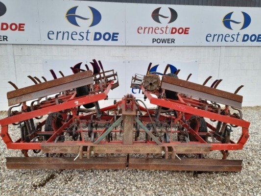 KONGSKILDE TRIPLE K CULTIVATOR, HYDRAULIC FOLDING, FRONT LEVELLING BOARDS, 4 X ROWS OF TINES, MANUAL ADJUST DEPTH WHEELS, 155R 12C TYRES, DOUBLE REAR ROLLERS, HEADSTOCK HAS BEEN MODIFIED, GOOD POINTS, 1 X REAR ROLLER IS OFF DUE TO FAILED BEARING (1117974