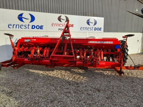 MASSEY FERGUSON MF 30 DRILL, 4M RIGID, TRACK ERADICATORS, BOUT MARKERS, 12.4-28 TYRES, REAR PLATFORM FOLLOWING HARROW, WELDED MARKER ARM, PAINT WORK AVERAGE, SOME SURFACE RUST C/W REEKIE RDT4M LOW LOADER TRAILER, 10.0/80-12 TYRES, SERIAL NUMBERS T17662 &