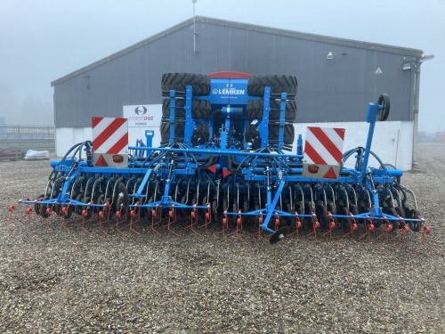 2017 LEMKEN COMPACT SOLITAIR 9 DISC DRILL, 6M HYDRAULIC FOLDING, CAT 3 LOWER LINKAGE TRAILED, TRACK ERADICATORS, FRONT LEVELLING TINES, LADDER & PLATFORM, HYDRAULIC FAN, HOPPER COVER, 2 X ROWS OF NOTCHED DISCS, 420/65 r20 TYRE PACKER, TPW500 TRAPEZE PACKE