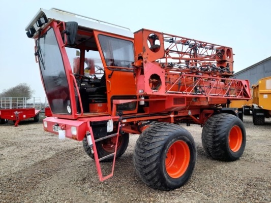 1997 SAM 2500 LOWLINE SELF PROPELLED SPRAYER, 6540 HOURS, DEUTZ ENGINE, 24M BOOMS, TWIN LINE, INDUCTION HOPPER, WASH TANK, AIR SEAT, AIR CON, AIR OPERATED, LH AGRORATE 5000 CONTROL UNIT, 700/50 R26.5 FLOTATION TYRES & 12.4 R32 ROWCROPS, BOOMS RUSTY IN PLA