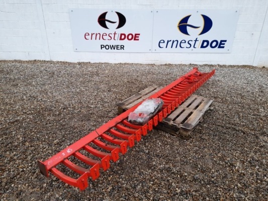 MASCHIO SCRAPER BAR COMPLETE WITH BRACKETS TO SUIT 4M MASCHIO POWER HARROW REAR PACKER (3) (NO RESERVE)