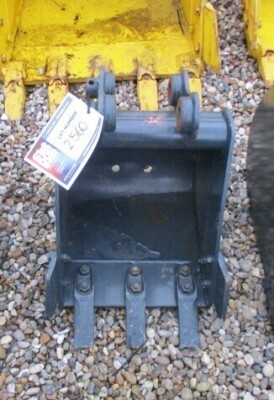 HYUNDAI DIGGING BUCKET TO FIT HYUNDAI R16-9/R17-9A/R18-9/R18-9AK 30MM PIN DIAMETER (NO RESERVE)