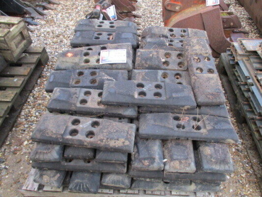 PALLET OF 450MM WIDE RUBBER BLOCK PADS TO SUIT 8 TONNE CLASS MIDI EXCAVATOR