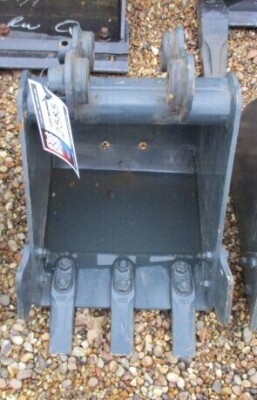 HYUNDAI DIGGING BUCKET TO FIT HYUNDAI R16-9/R17-9A/R18-9/R18-9AK 30MM PIN DIAMETER (NO RESERVE)