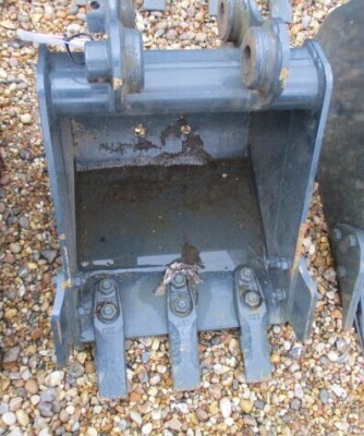 HYUNDAI DIGGING BUCKET TO FIT HYUNDAI R16-9/R17-9A/R18-9/R18-9AK 30MM PIN DIAMETER (NO RESERVE)