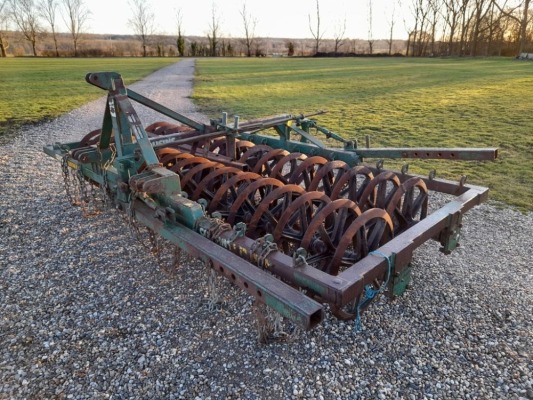 COUSINS FURROW PRESS, 3.5M RIGID, 1 X ROW OF 16 RINGS & 1 X ROW OF 17 RINGS, SOME CLEANING CHAINS, PAINT FADED AND OFF IN PLACES, SOME SURFACE RUST (F1178089) 