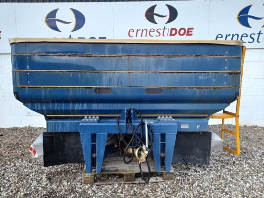 2005 KRM M3W PLUS SPREADER, CALIBRATOR UNIQ CONTROLLED, E2T VANES, RUBBER MUDFLAPS, HOPPER COVER, REAR LIGHTS, HOPPER EXTENSIONS, SIDE LADDER, PAINT WORK POOR AND OFF IN PLACES, SEVERAL AREAS OF SURFACE RUST, RUBBER MUDFLAPS RIPPED, REAR LIGHTS REPAIRED,