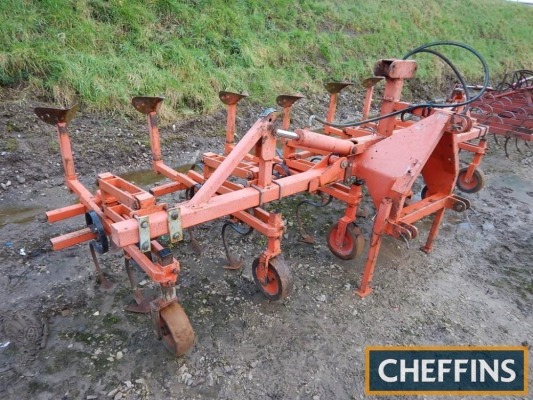 Edwards mounted hydraulic folding 6row interow hoe, 4m. Set at 26ins centres