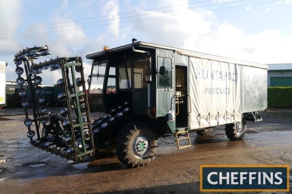 SELF-PROPELLED 4ws 2ws HARVESTING RIG Fitted with stainless steel cups, curtainsided body, processing line for crate packing, top conveyor feeding rotary carousel and roller table for unloading to trailer on 16.9R28 wheels and tyres