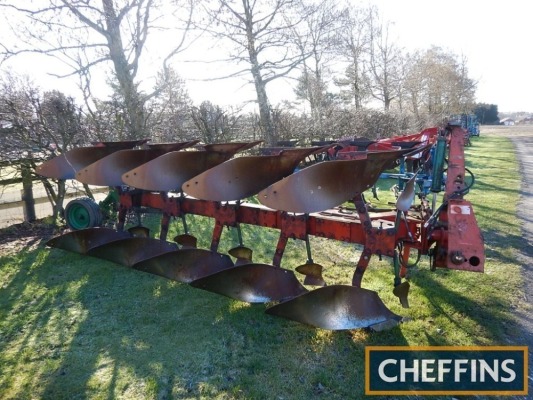 Kverneland mounted 5furrow reversible plough with hydraulic front furrow adjustment