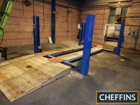 4post vehicle lift - between posts, c3m wide x c4m long (purchaser to remove and supply method statement)