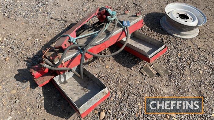 Hydraulic off-set plough drawbar