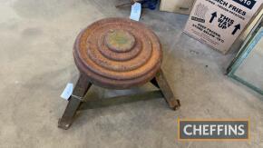 Tyre changing dolly/stool