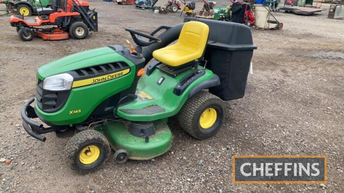 John Deere X145 Mower c/w collector C/C: 84331151