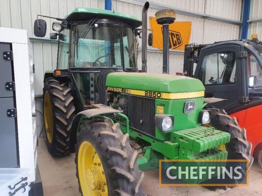 1990 JOHN DEERE 2850 4cylinder 40kph diesel TRACTOR Reg. No. G701 WDX Serial No. 687484 Fitted with Power Synchron, air con, PUH, 540 and 1000rpm PTO shafts. Showing 5,878 hours