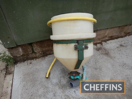 Spray mixing hopper