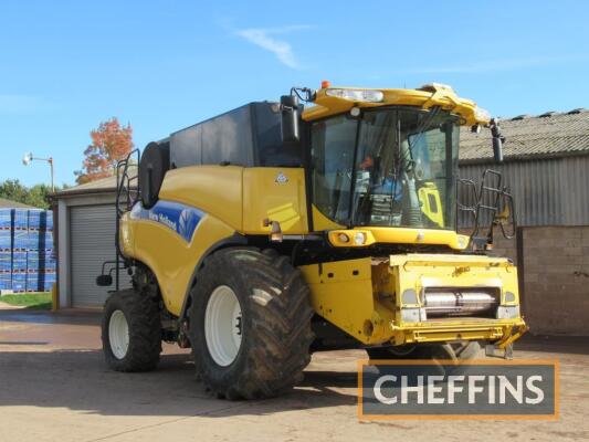 2012 NEW HOLLAND CR9080 COMBINE HARVESTER Fitted with New Holland 30ft Varifeed header and Shelbourne Reynolds C9000 header trailer, twin vertical knives, guidance ready on Continental 900/60R38 front and BKT/Continental 540/865R30 rear wheels and tyres R