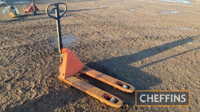 Metal Hand Pallet Truck C/C: 8427900