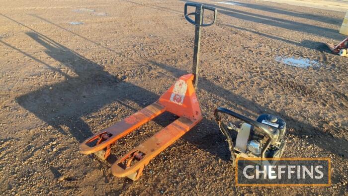 Metal Hand Pallet Truck C/C: 8427900