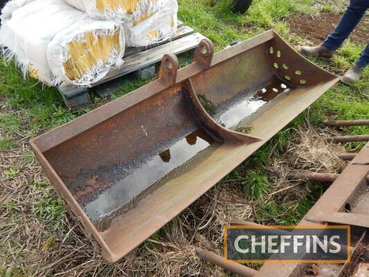 Geith 71ins ditching bucket, together with muck fork and 14ins digging bucket (50mm pins)