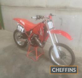 1989 249cc HONDA CR250R MOTORCYCLE Reg. No. N/A Frame No. JH2ME0307KM102557 Engine No. 5103584 From the same stable as the previous machine, this is stated to be another near-mint example with all of the original factory parts in place. Again the water co