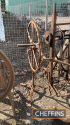 Chain driven manual sheep sheering wheel