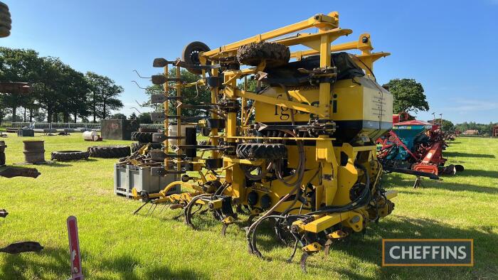 Claydon Hybrid mounted 6m tine drill, fitted with bout and pre-em markers, Stocks Mini Fan Jet, together with wet weather kit (little use, not fitted) Serial No. SRL0023