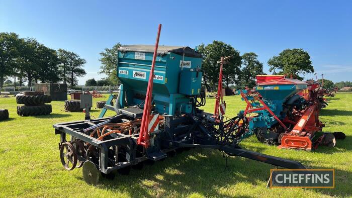 1998 Moore 4 Uni-drill All-till trailed hydraulic folding drill with bout markers, 4m Note: new discs, coulters and bearings fitted recently Serial No. 40006