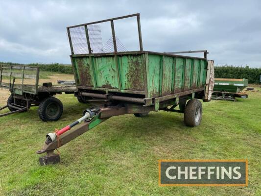 Single axle muck spreader c/w chain driven floor