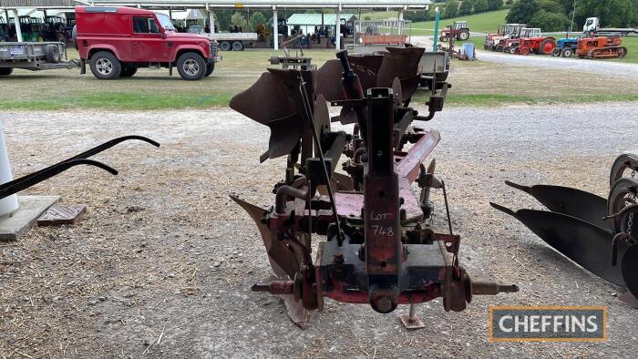 Massey Ferguson 260 3furrow reversible plough